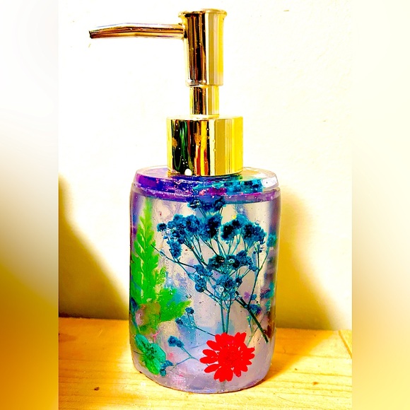 Handmade resin soap dispenser - Picture 4 of 4